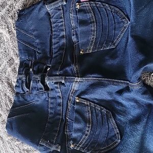 Cut out style high-rise tush listing skinny jeans size 7